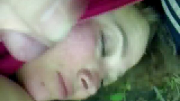 Чаби пиле му дува на курот на момчето во кола