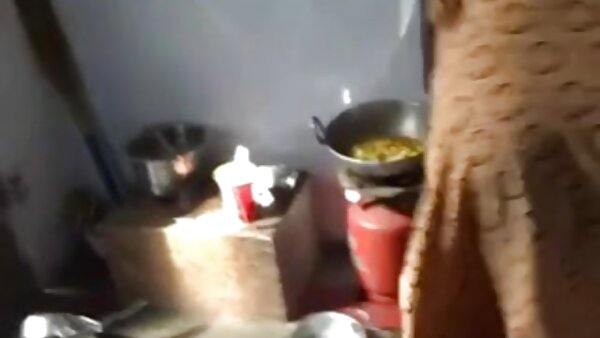 Кога оваа азиска мотика ќе почувствува потреба да се симне, таа го користи своето вибрирачко јајце