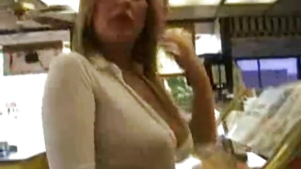 Големите гради на секс божица сака да има кур во неа