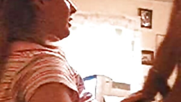 Сексапилната бринета нимфона Ана ја покажува нејзината прекрасна пичка одблиску