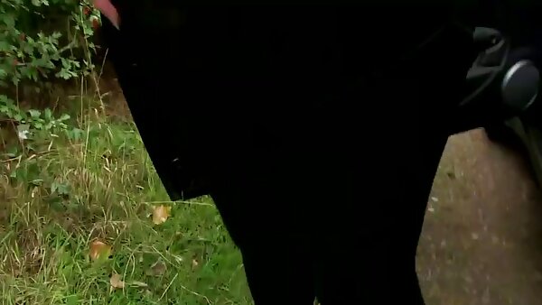 Големите гради русокоса бомба не може да престане да си игра со нејзиното големо дилдо