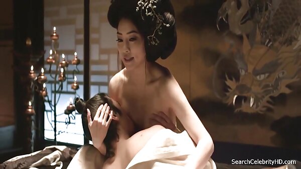 Само страшни заоблени бринета sexpot ужива цицање вкусна масти кур за сперма
