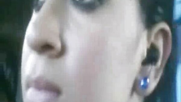 Оваа сексуално агресивна бринета сака да се откаже од својата дупка за убави петли
