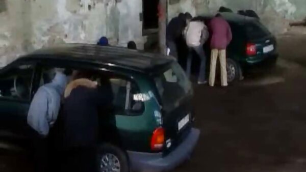 Русокоса курва со рамни гради учествува во тројка